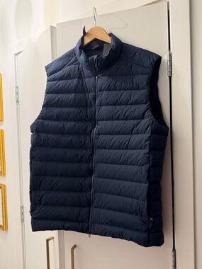 Lululemon Men's Navy Quilted Puffer Vest - Lightweight Cold-Weather Layer xl